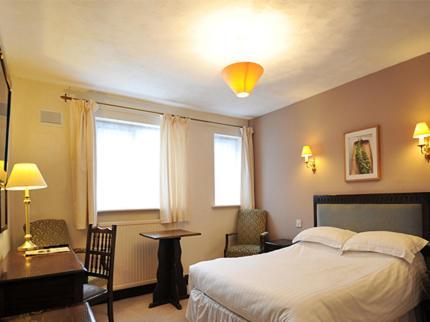 The New Inn Heckfield Quarto foto